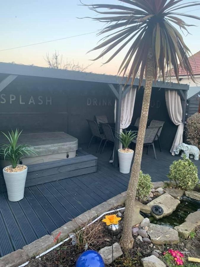Sunnyside - Large Seaside Home With Views And Hot Tub Prestatyn Bagian luar foto