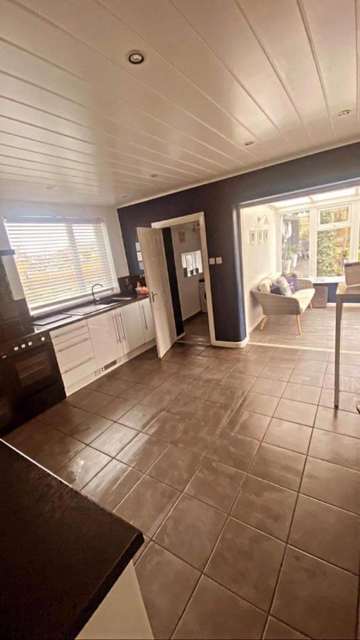 Sunnyside - Large Seaside Home With Views And Hot Tub Prestatyn Bagian luar foto