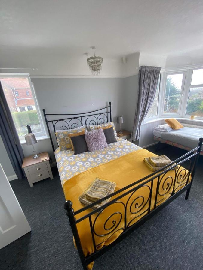 Sunnyside - Large Seaside Home With Views And Hot Tub Prestatyn Bagian luar foto