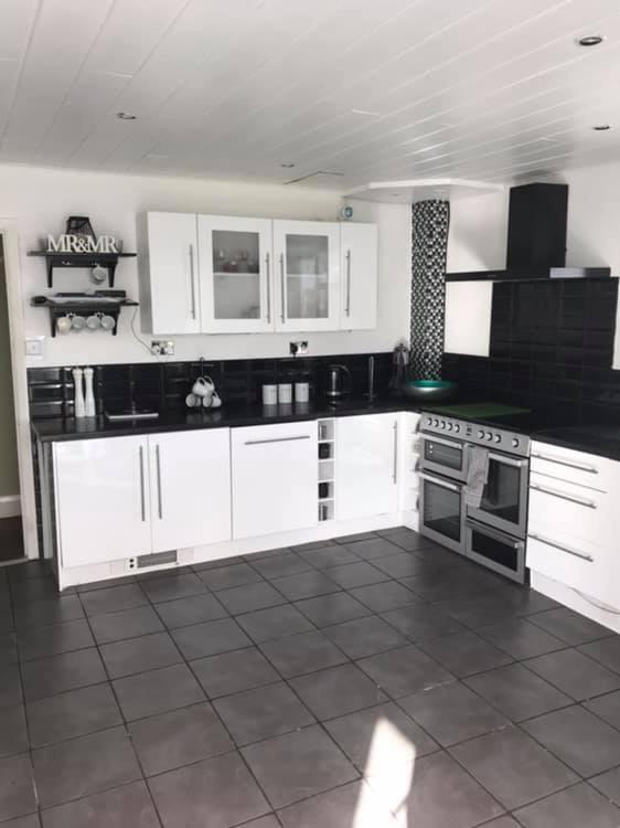 Sunnyside - Large Seaside Home With Views And Hot Tub Prestatyn Bagian luar foto