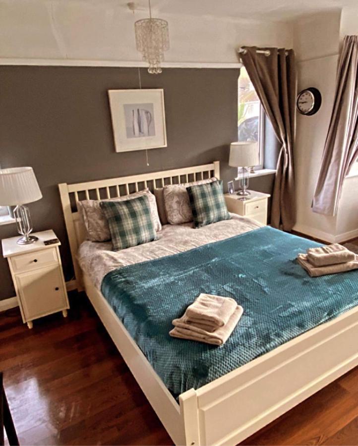 Sunnyside - Large Seaside Home With Views And Hot Tub Prestatyn Bagian luar foto