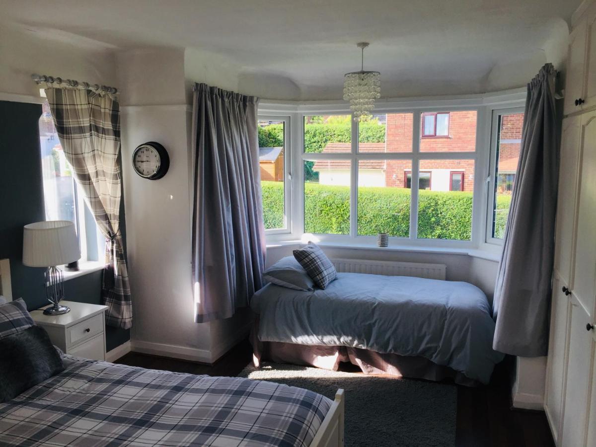 Sunnyside - Large Seaside Home With Views And Hot Tub Prestatyn Bagian luar foto