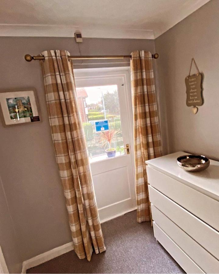 Sunnyside - Large Seaside Home With Views And Hot Tub Prestatyn Bagian luar foto