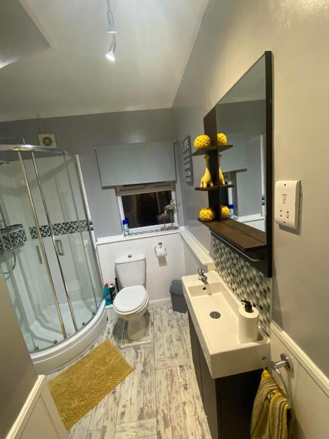 Sunnyside - Large Seaside Home With Views And Hot Tub Prestatyn Bagian luar foto