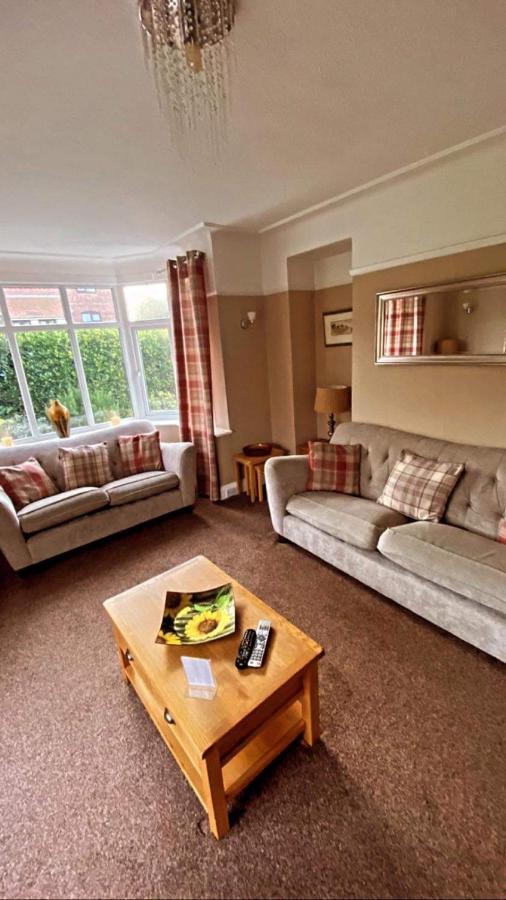 Sunnyside - Large Seaside Home With Views And Hot Tub Prestatyn Bagian luar foto