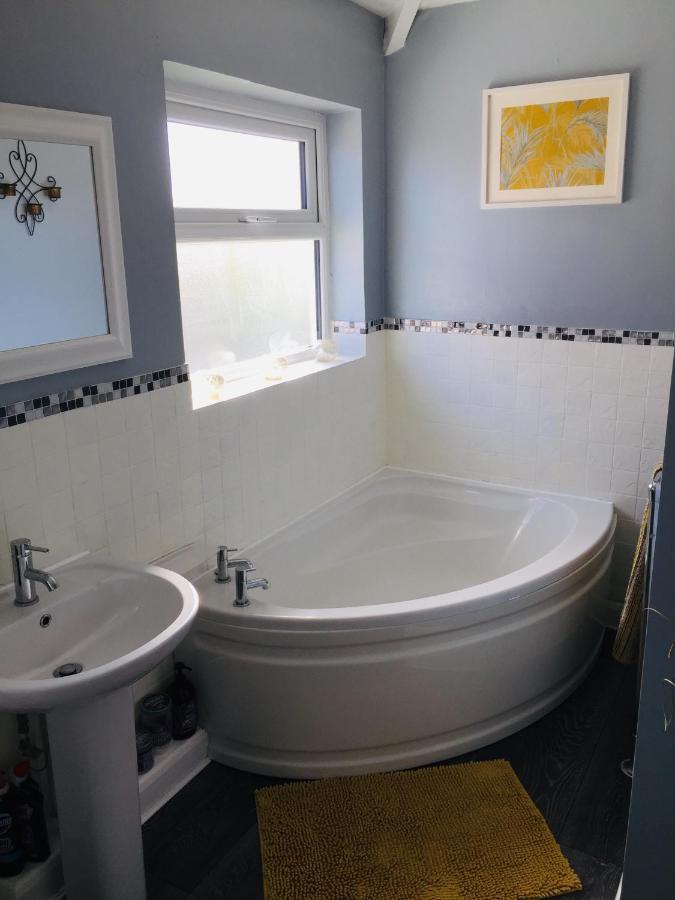 Sunnyside - Large Seaside Home With Views And Hot Tub Prestatyn Bagian luar foto