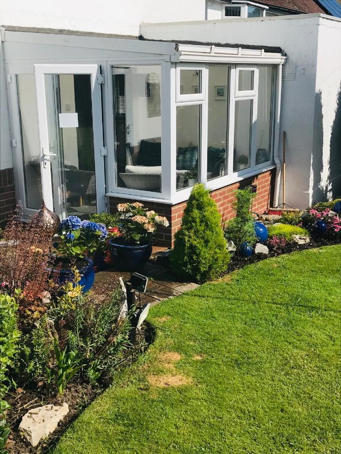 Sunnyside - Large Seaside Home With Views And Hot Tub Prestatyn Bagian luar foto