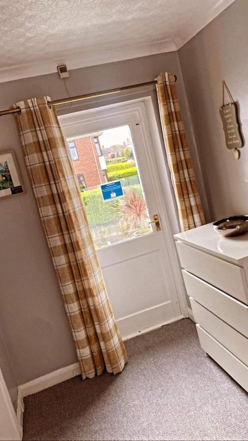 Sunnyside - Large Seaside Home With Views And Hot Tub Prestatyn Bagian luar foto