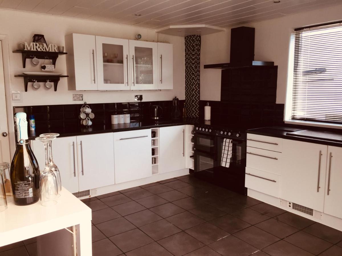 Sunnyside - Large Seaside Home With Views And Hot Tub Prestatyn Bagian luar foto