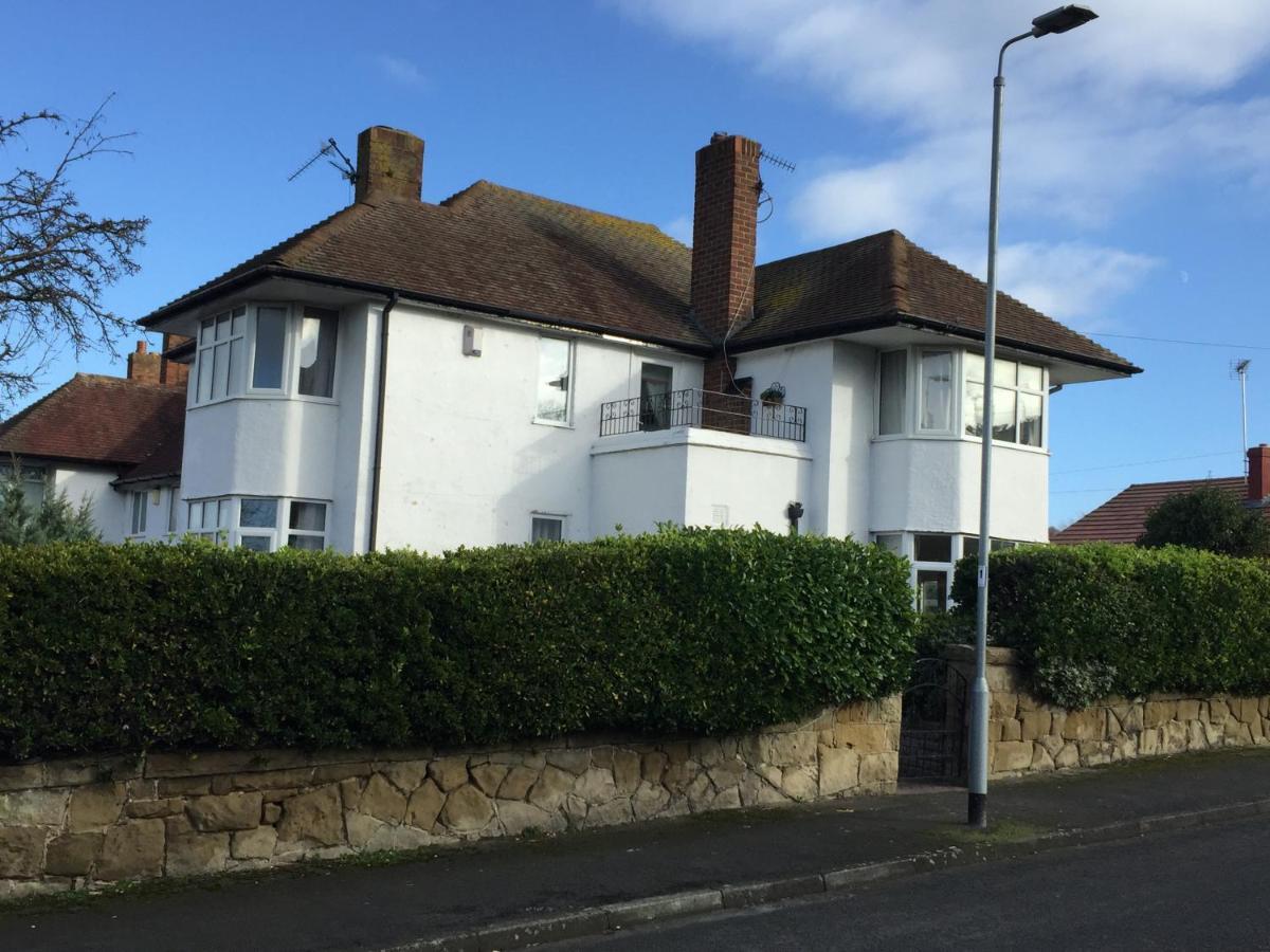 Sunnyside - Large Seaside Home With Views And Hot Tub Prestatyn Bagian luar foto
