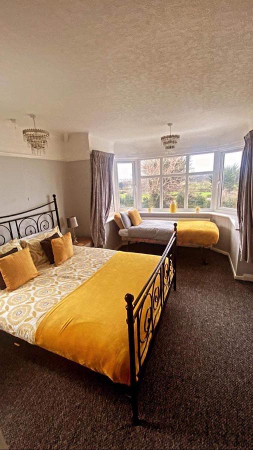 Sunnyside - Large Seaside Home With Views And Hot Tub Prestatyn Bagian luar foto