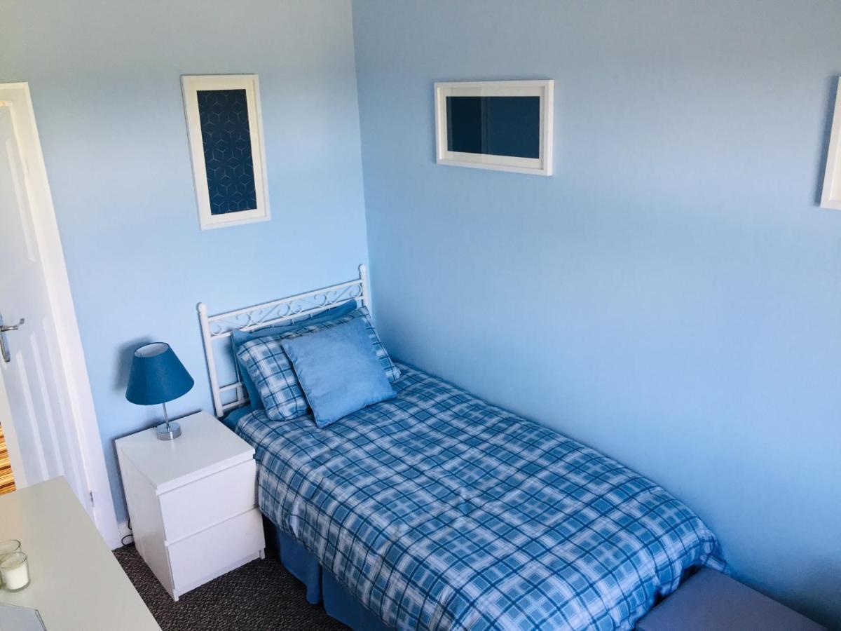 Sunnyside - Large Seaside Home With Views And Hot Tub Prestatyn Bagian luar foto